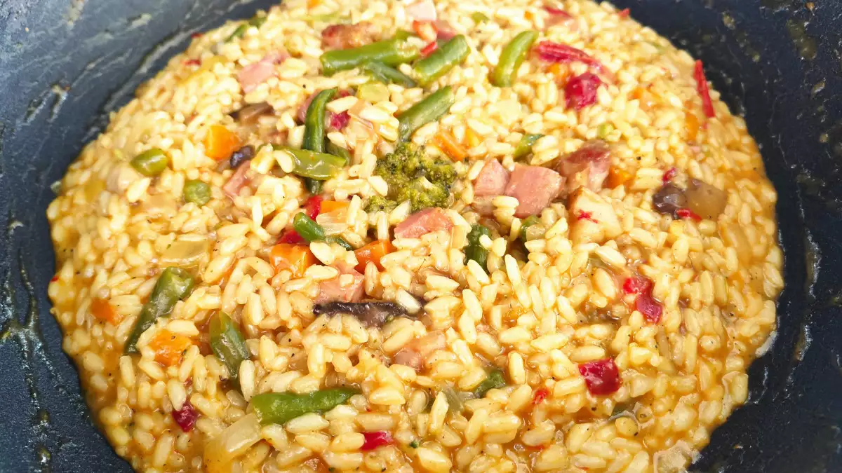 Оризът със зеленчуци на тиган се приготвя бързо и е