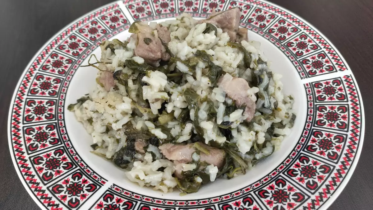 Ориз със зелении и свинско, който се налага да сготвите,