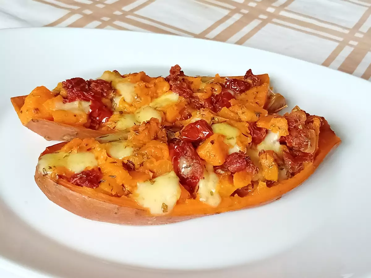 Пълнените сладки картофи със сушени домати и моцарела са ароматни