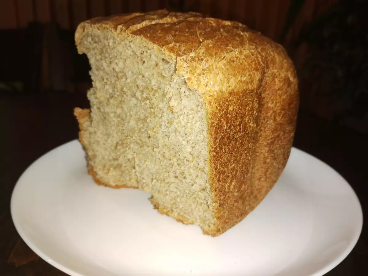 Пълнозърнест хляб в хлебопекарна се охлажда върху решетка, за да