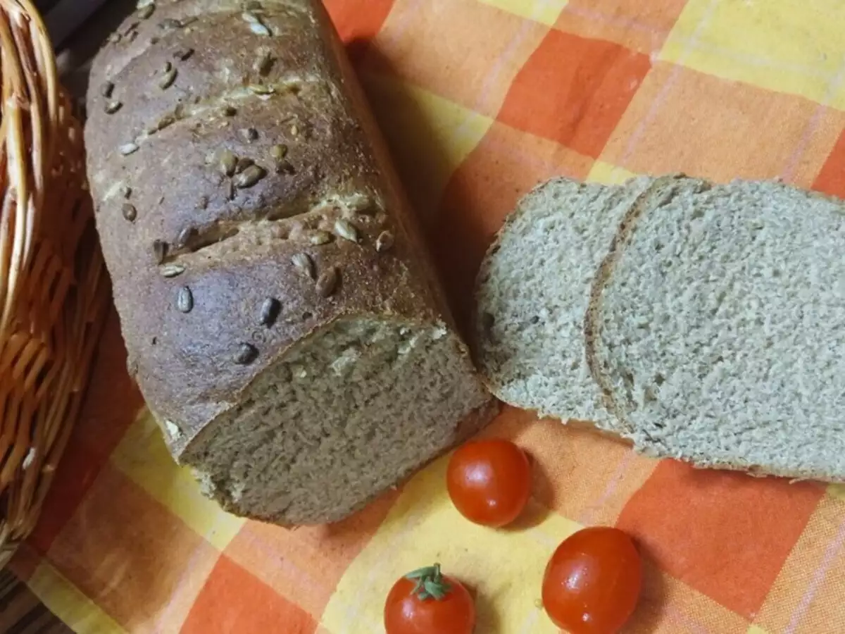 Насладете се на филийка вкусен здравословен пълнозърнест хляб с масълце