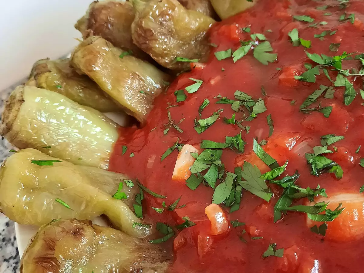 Сервирайте постните пържени чушки с доматен сос, поръсени с магданоз.