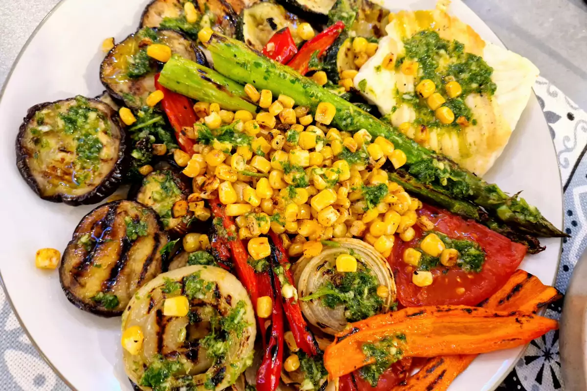 Зеленчуци с халуми на грил тиган палитра от цветове