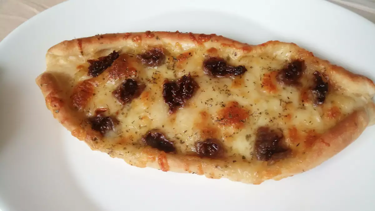 Турска пица пиде с моцарела и сушени домати - по-вкусна,