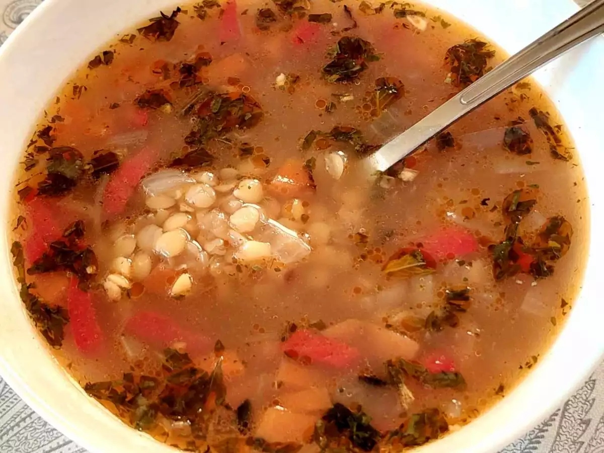 По желание се консумира пикантна супа от леща с балсамов