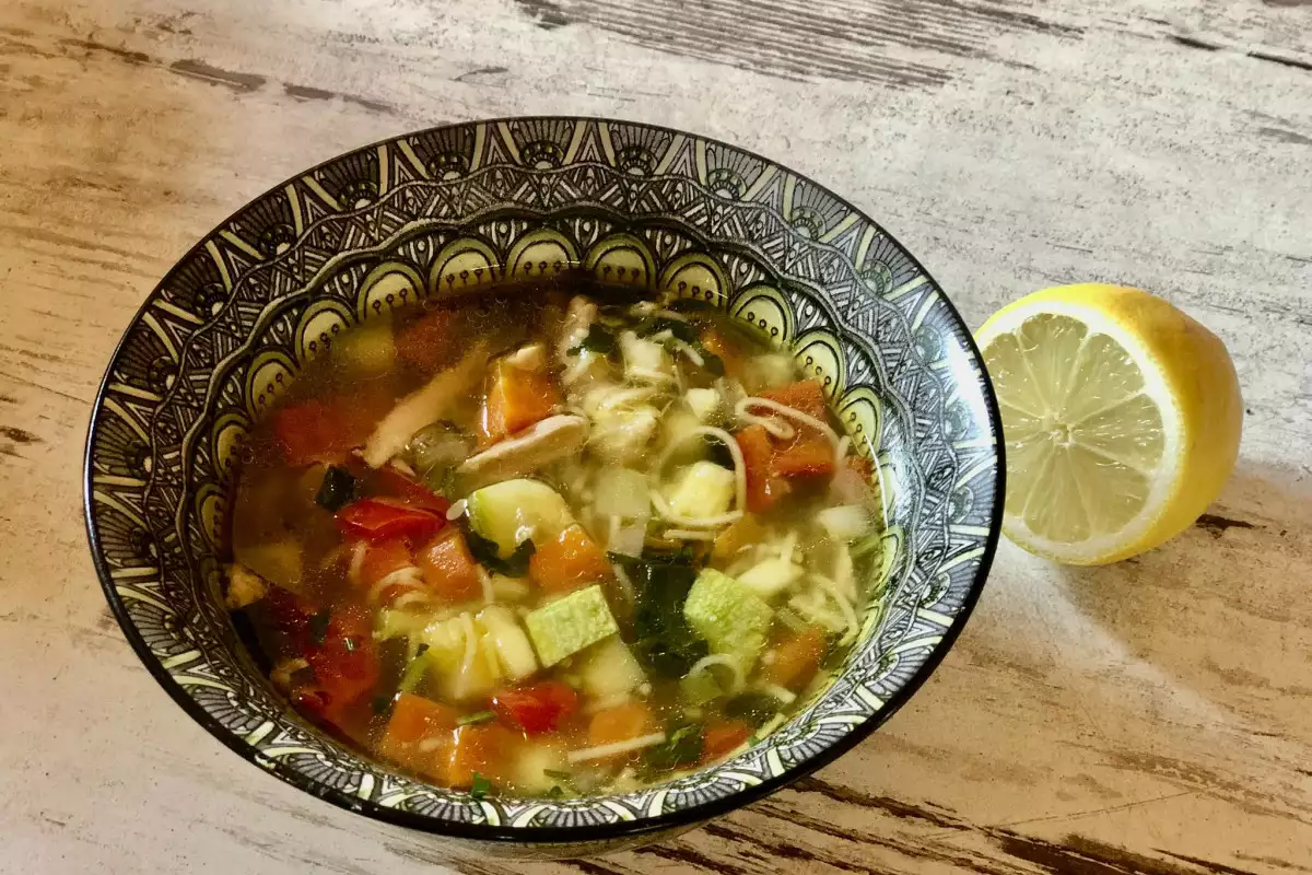 Вкусна пилешка супа с много полезни зеленчуци, която ще се