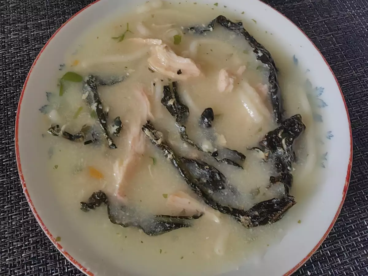 Пилешка супа с кейл, която може да поднесете с ароматни