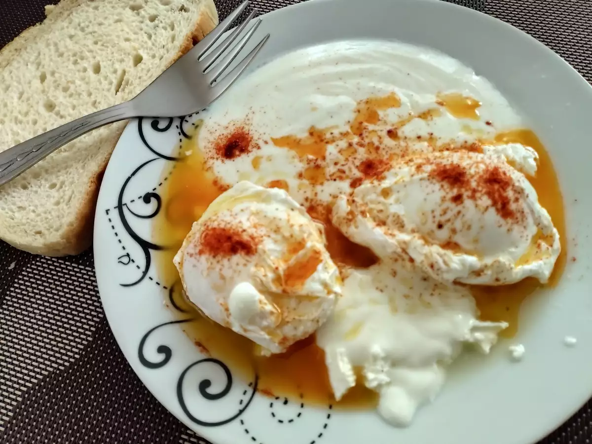 Поширани яйца по панагюрски със сирене са обяд за душатаНеобходими