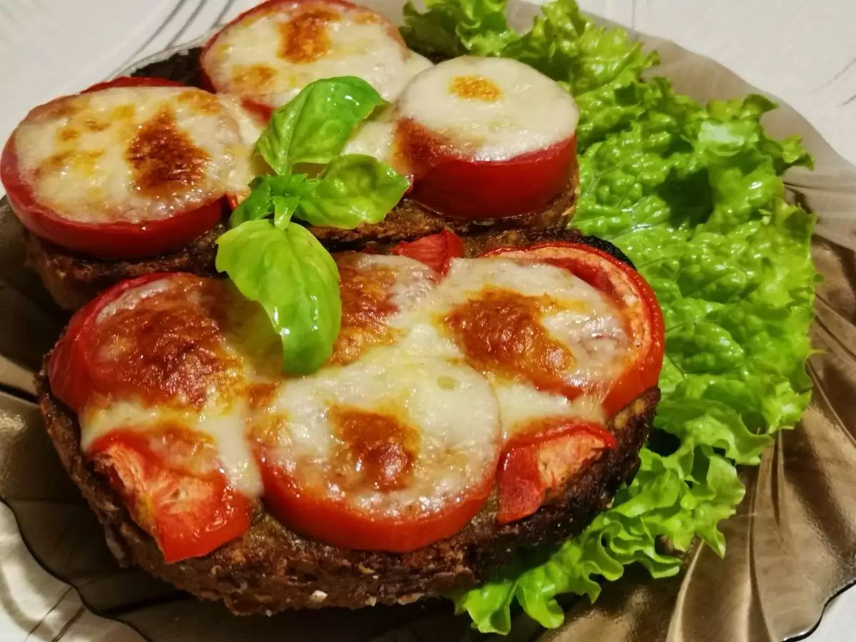 Топлите сандвичи Капрезе са пълноценна и вкусна закуска Необходими Продукти● домати