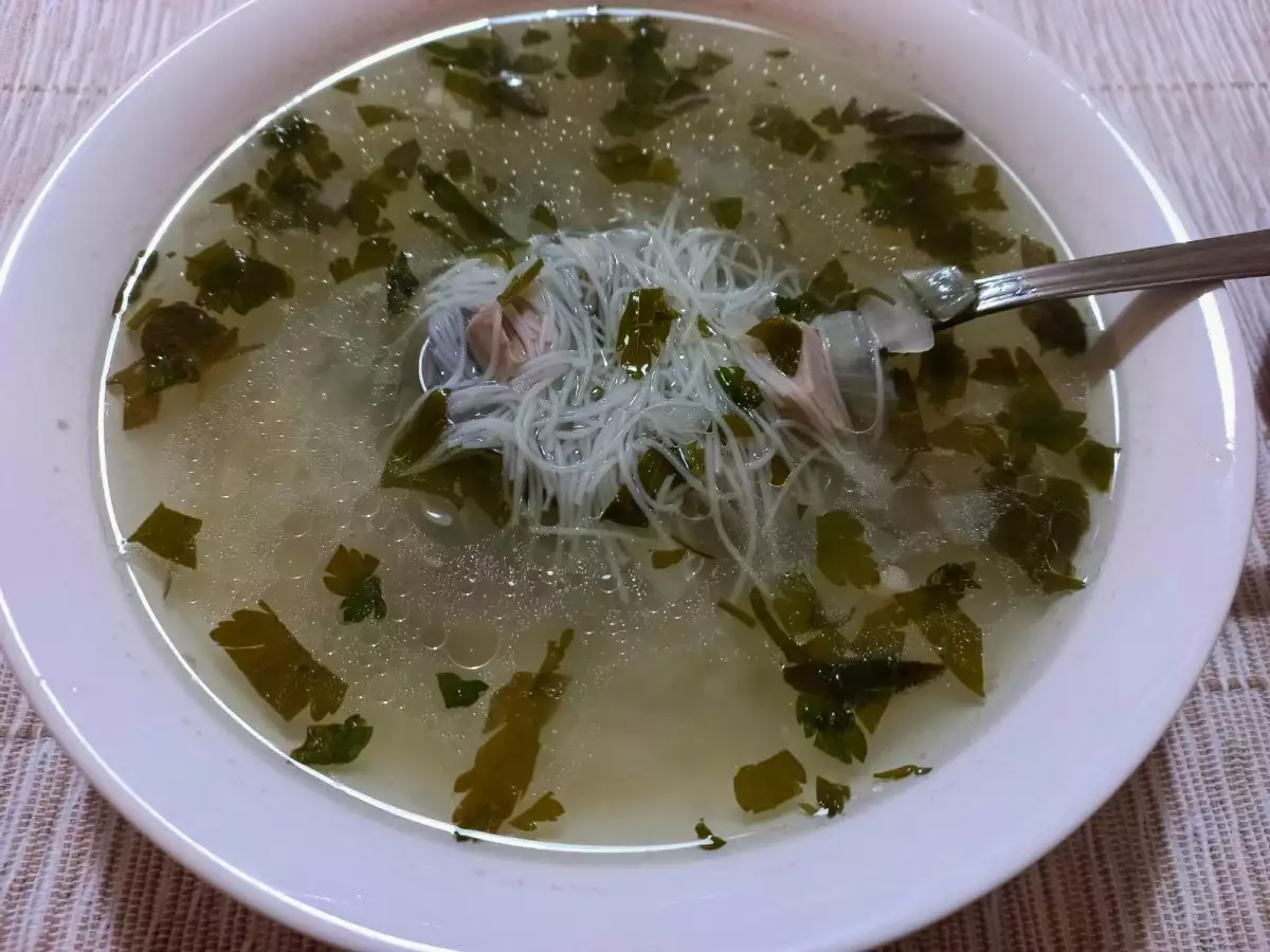 Пуешка супа със салвия и оризово фиде - икономично, но