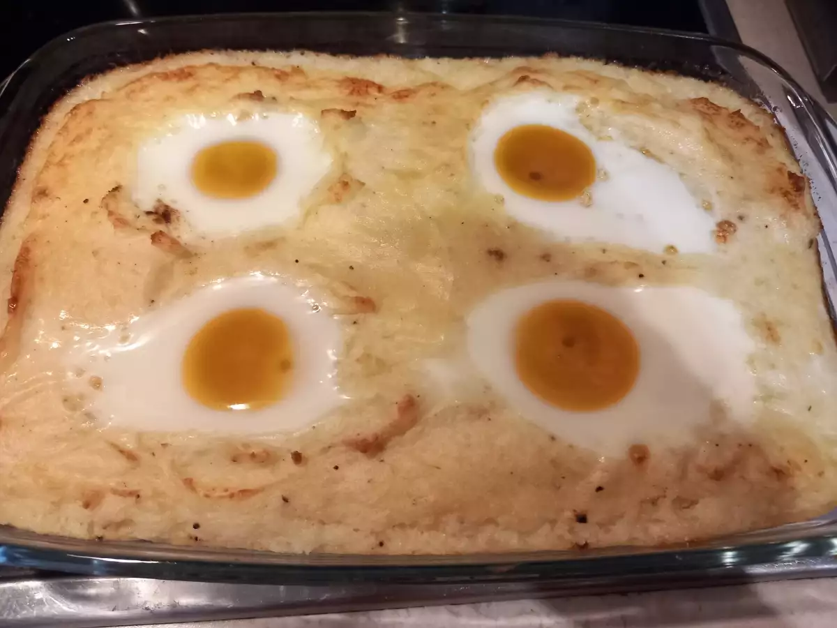 Яйца на очи върху картофено пюре перфектно се допълва от
