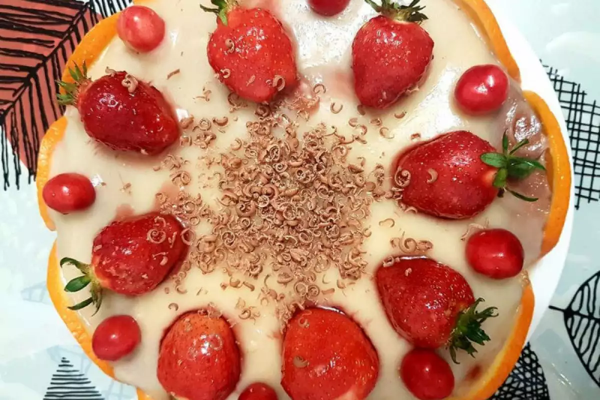Украсата на ягодова бисквитена торта с домашен крем е от