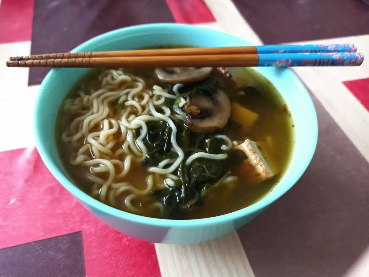 Вегетариански рамен вкусна супа със спагети в азиатски стил Необходими