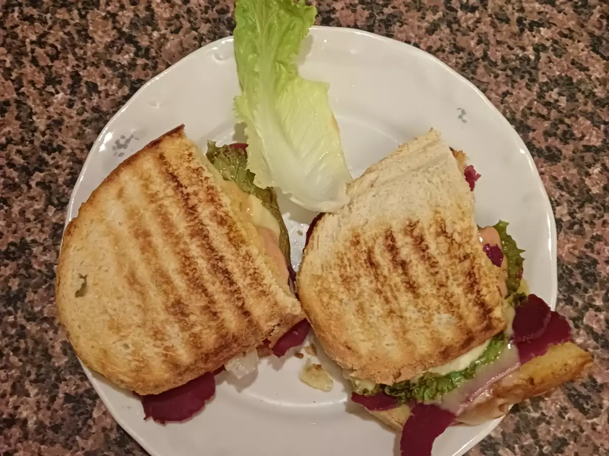 Сандвич с пастърма и зелена салата малко Ементал за спойка