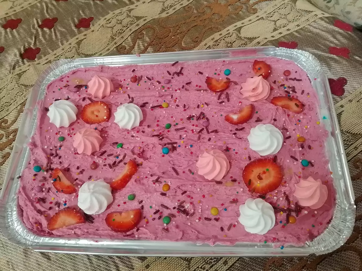 Розова торта със сладко от фурми сладко изкушение което