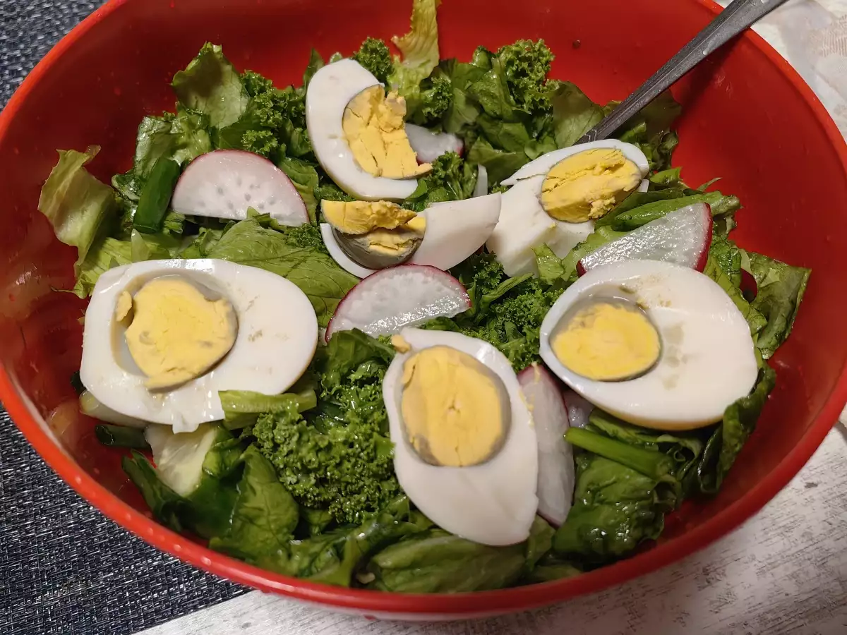 Супервкусно и питателно зелена салата с кейл и варени яйца!