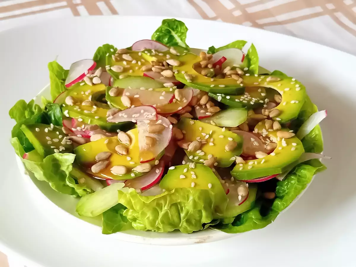 Хранителна, полезна и свежа постна салата с авокадо за стройна