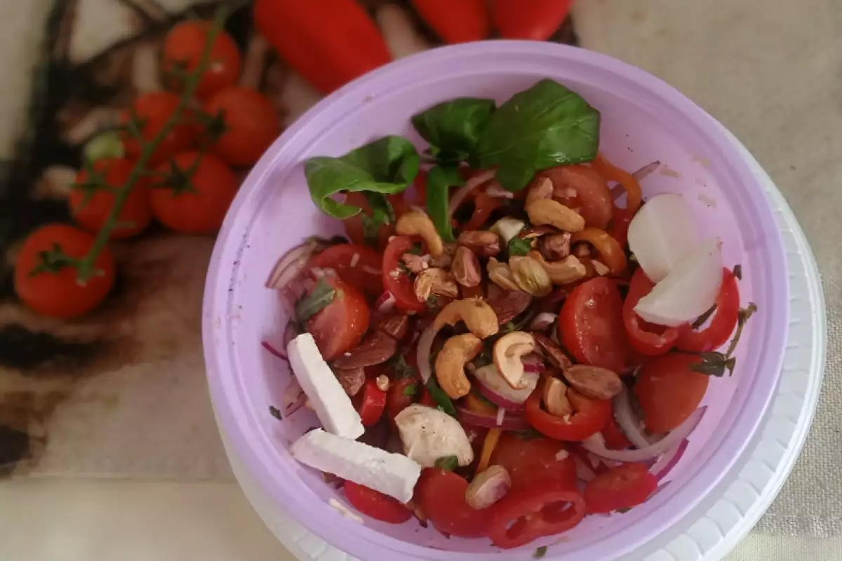 Арменска салата с чери домати и сладки чушлета вкусен