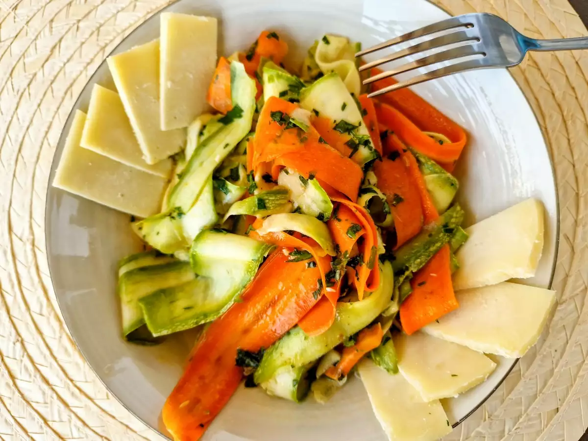 Свежа салата от тиквички и моркови която да поднесете с
