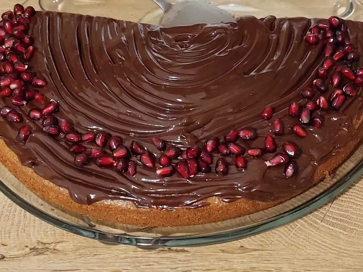 Шоколадова мокра торта сочно и много вкусно шоколадово изкушение Необходими
