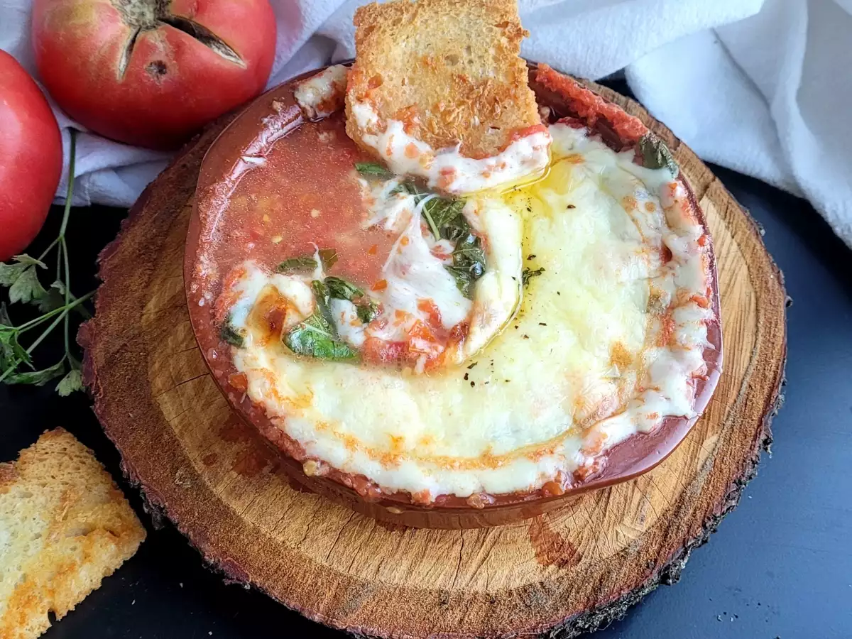 Консумираме сирене Провалоне с доматен сос, докато е още топло,