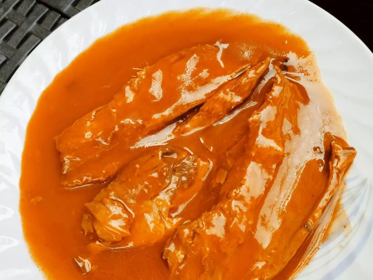 Скумрия в доматен сос с дафинов лист която да сервираме