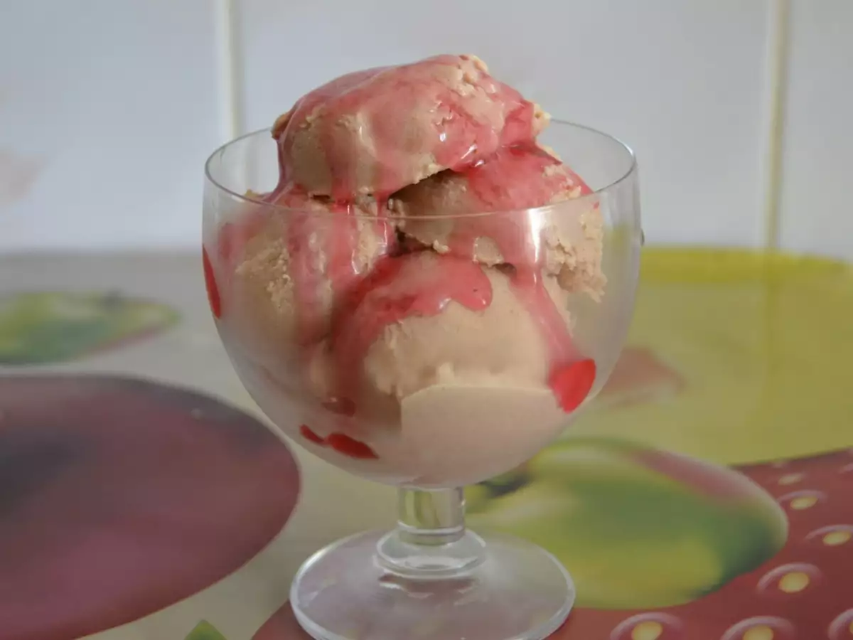 Сладолед от английски крем с ягодов топинг сладка доза