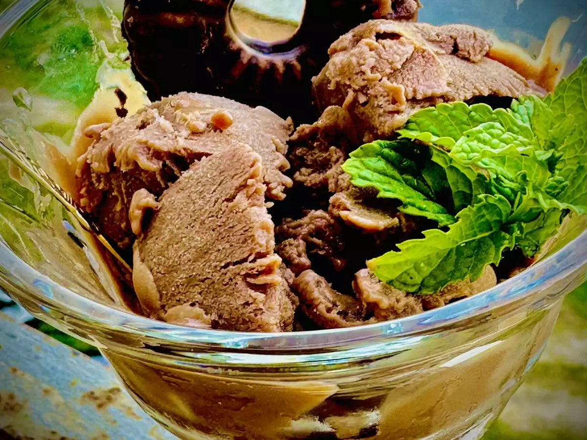 Готовият домашен шоколадов сладолед без сметана се сервира в чашки