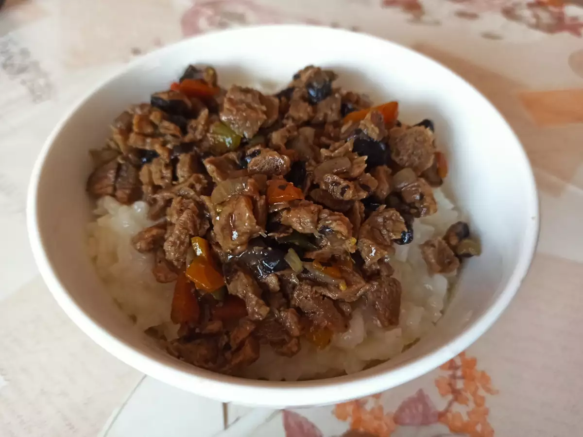 Ориз със соева кайма по китайски се сервира, като каймата
