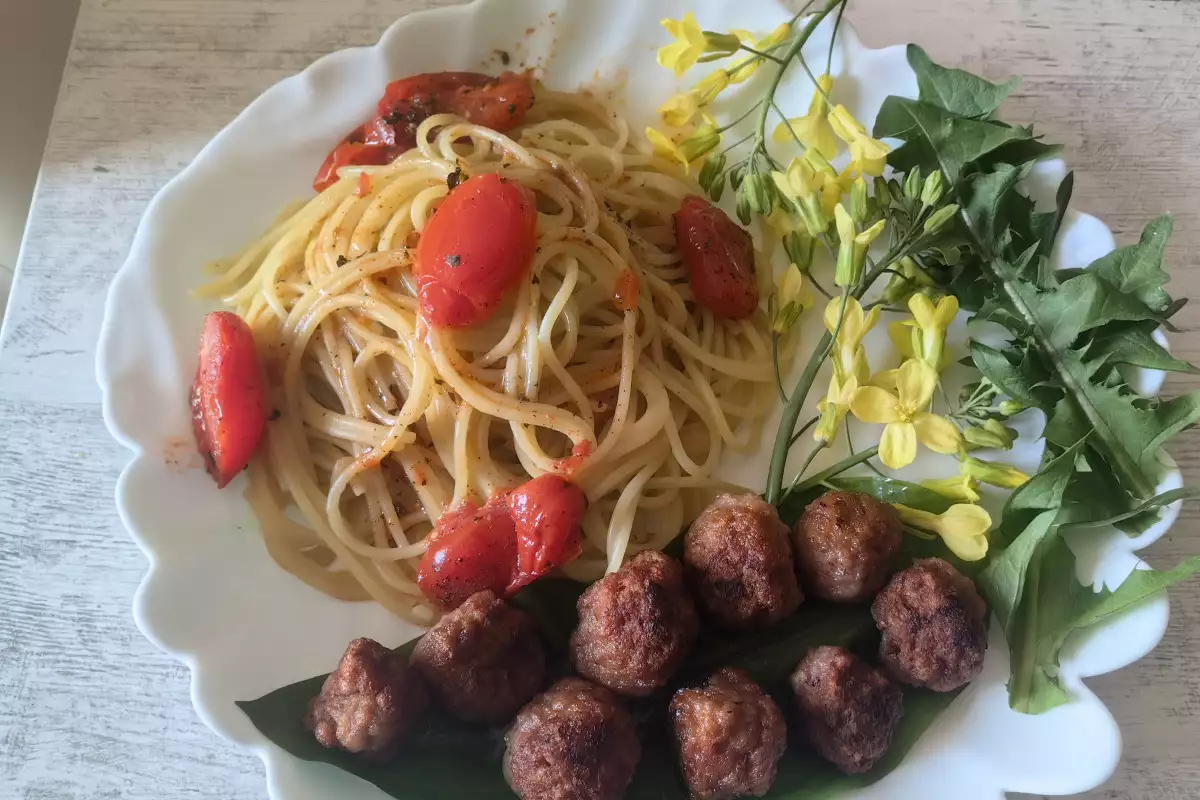 Спагети с кюфтенца и чери домати - истински празник за