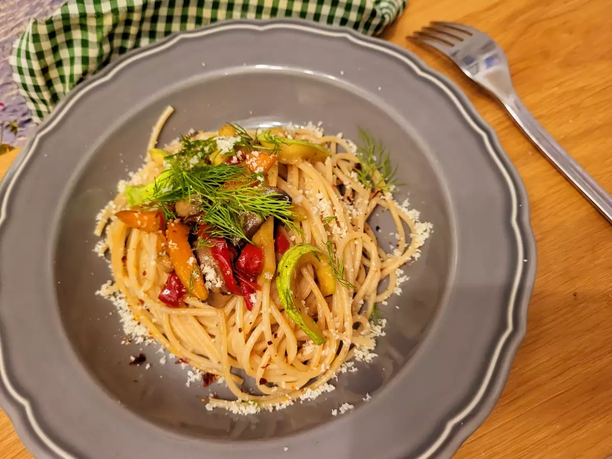 Пикантни пълнозърнести спагети със зеленчуци и гъби с които да