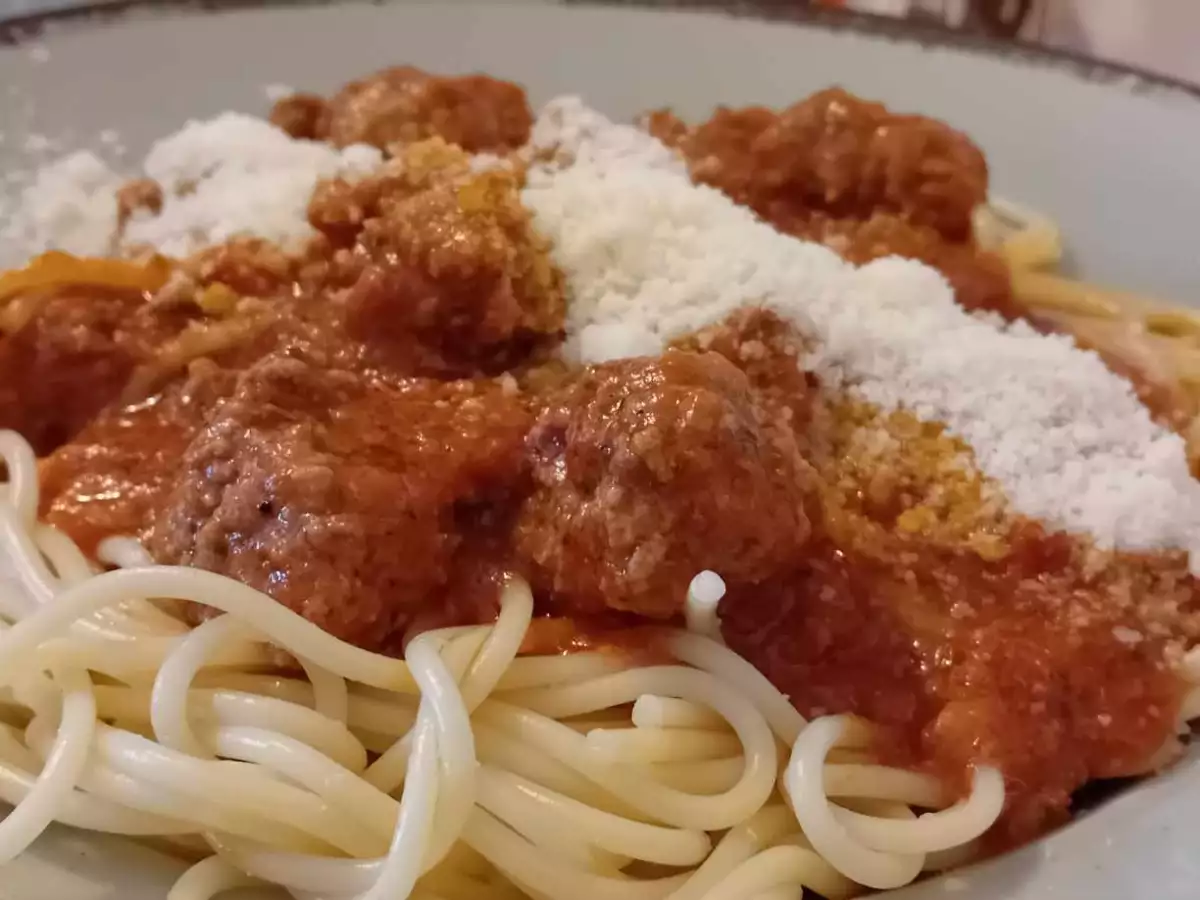 Сервирайте вашите спагети с кюфтета в сос, поръсени с малко