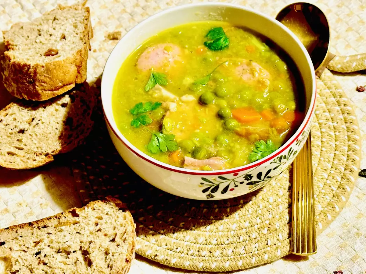 Сервирайте Датската грахова супа erwtensoep с малко ръжен хляб.Необходими Продукти●