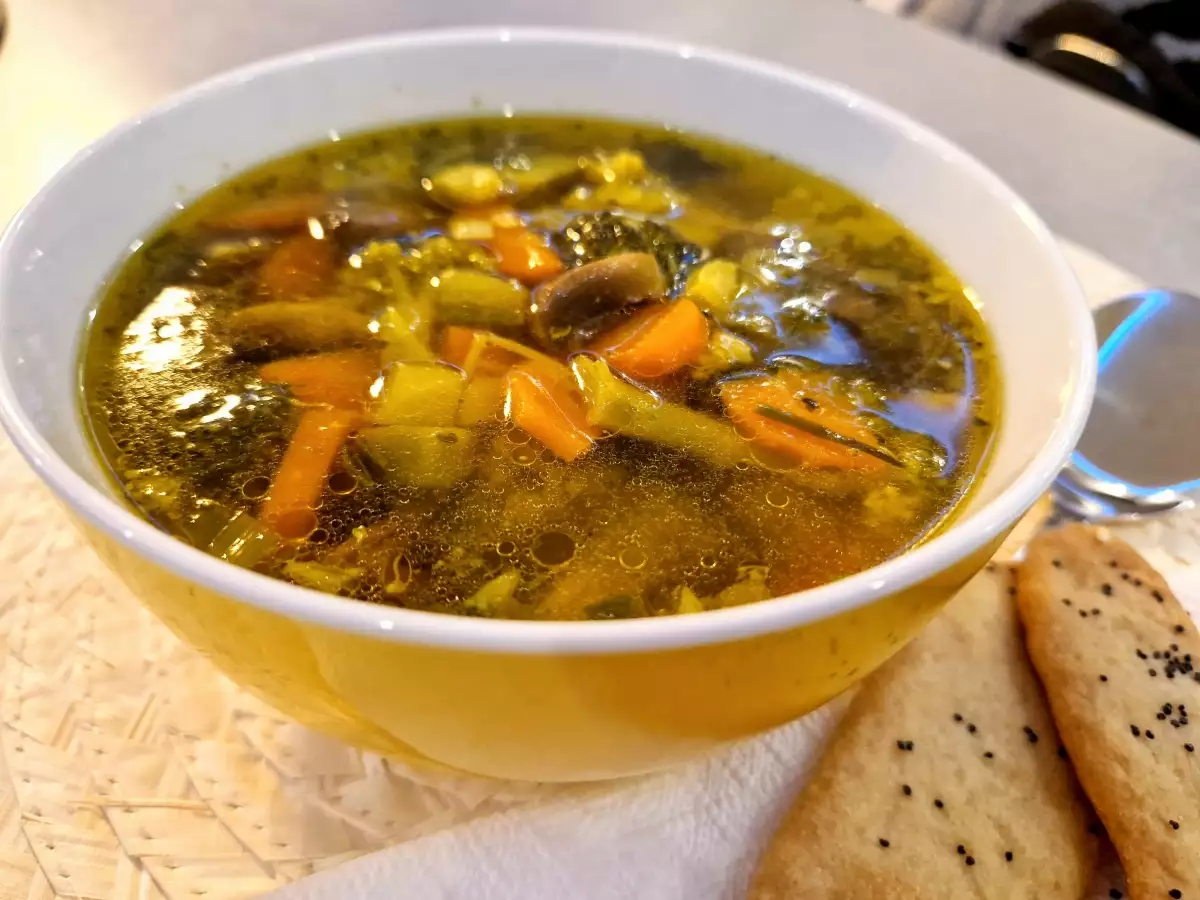 Лека и приятна бистра зеленчукова супичка, която може да хапвате