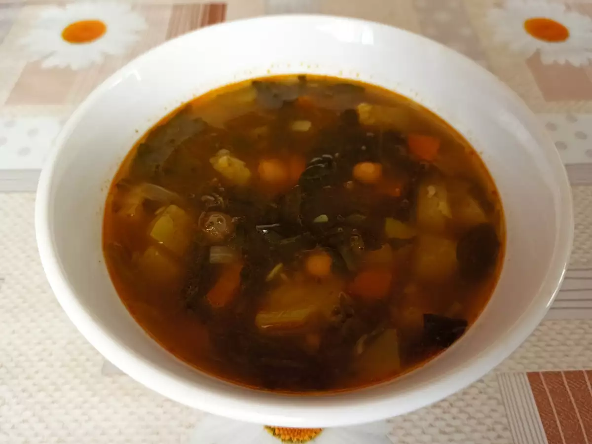 Хапнете си вкусна и постна супа с тиквички и спанак