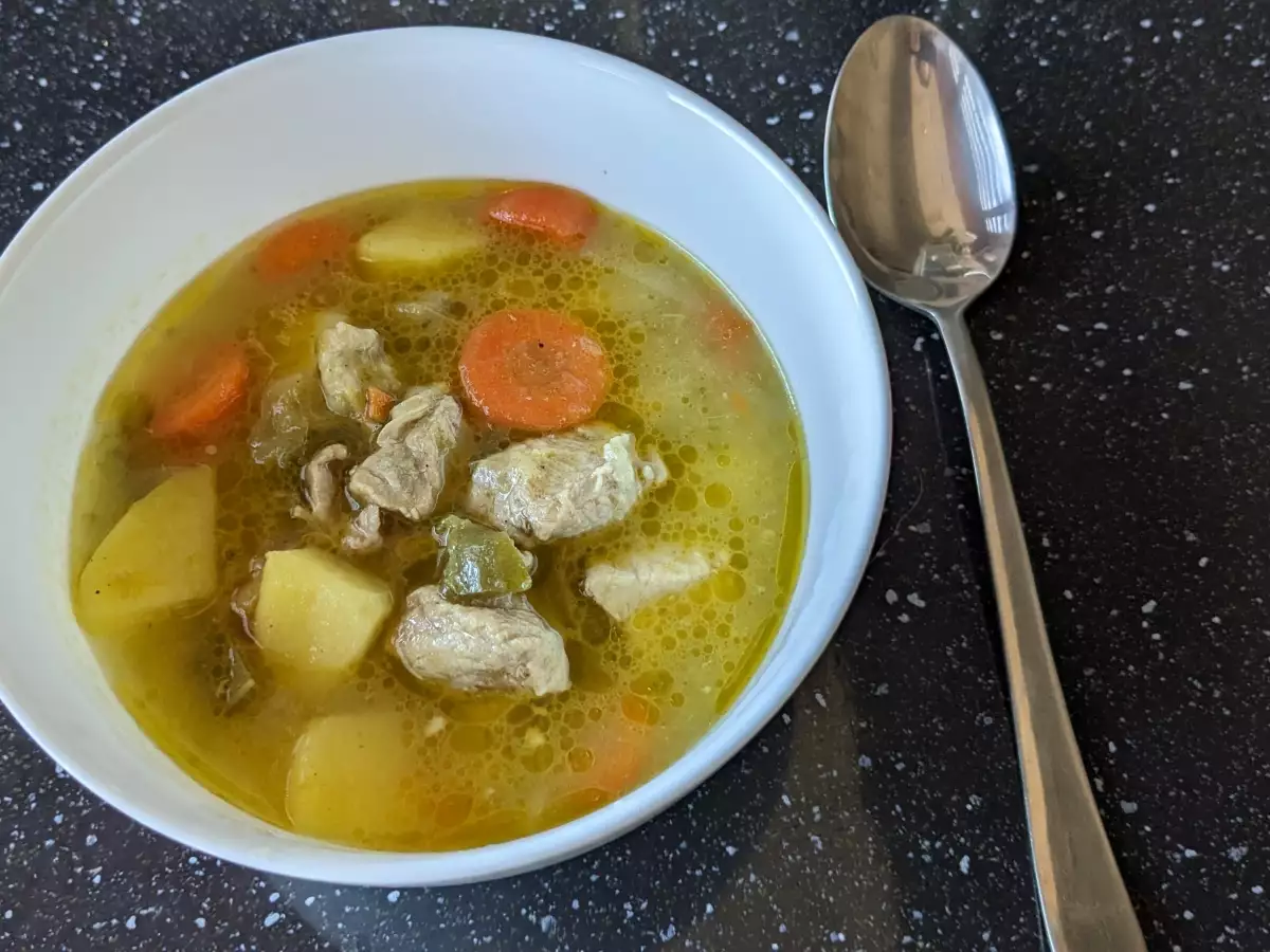 Ароматът на тази бистра супа със свинско и картофи се