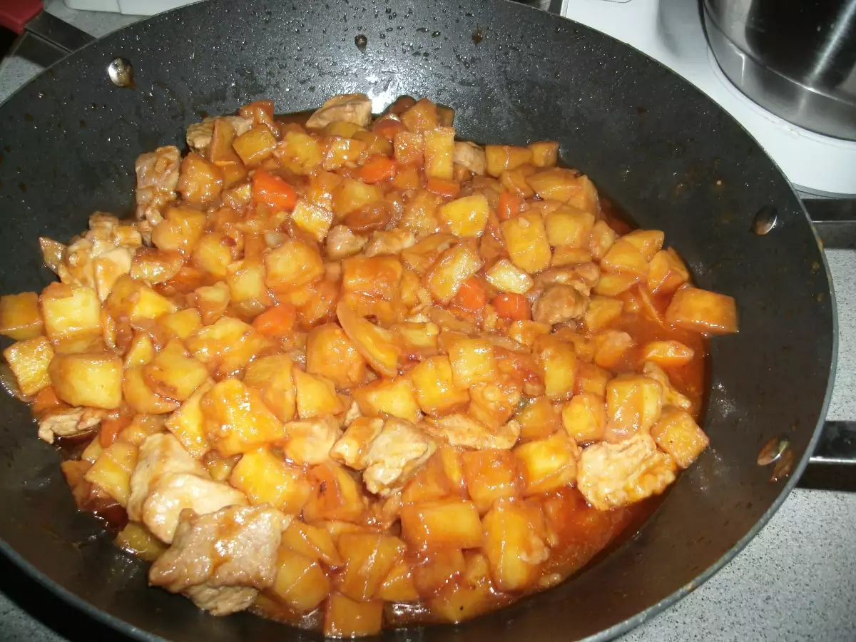 Задушено свинско с картофи по традиционна китайска рецепта е ястие,