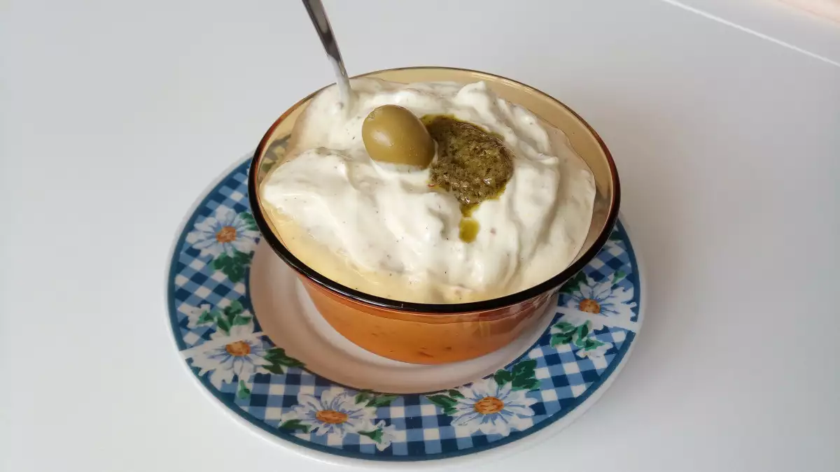 Сосът Тартар със зелени маслини и песто чудесно допълва сьомга.Необходими