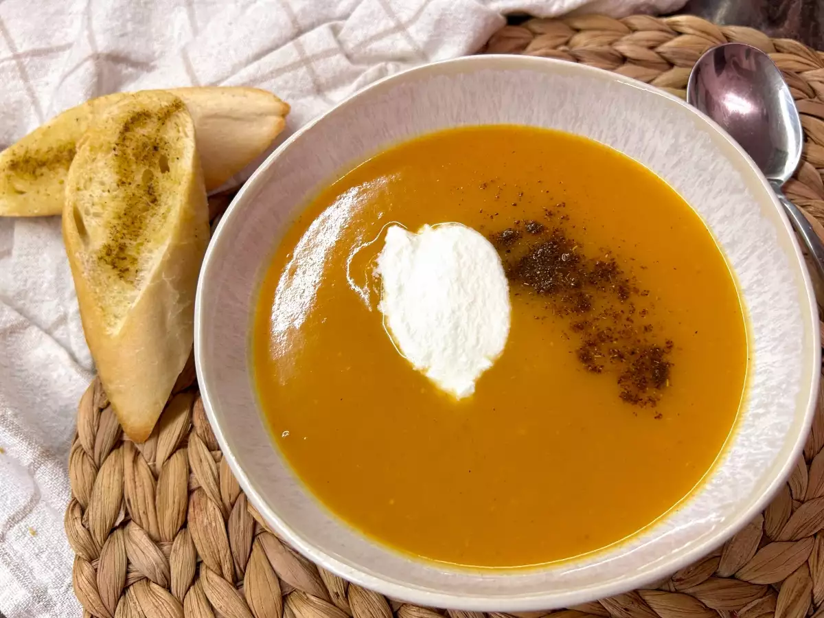 Тиквена крем супа със сладък картоф която може да сервираме