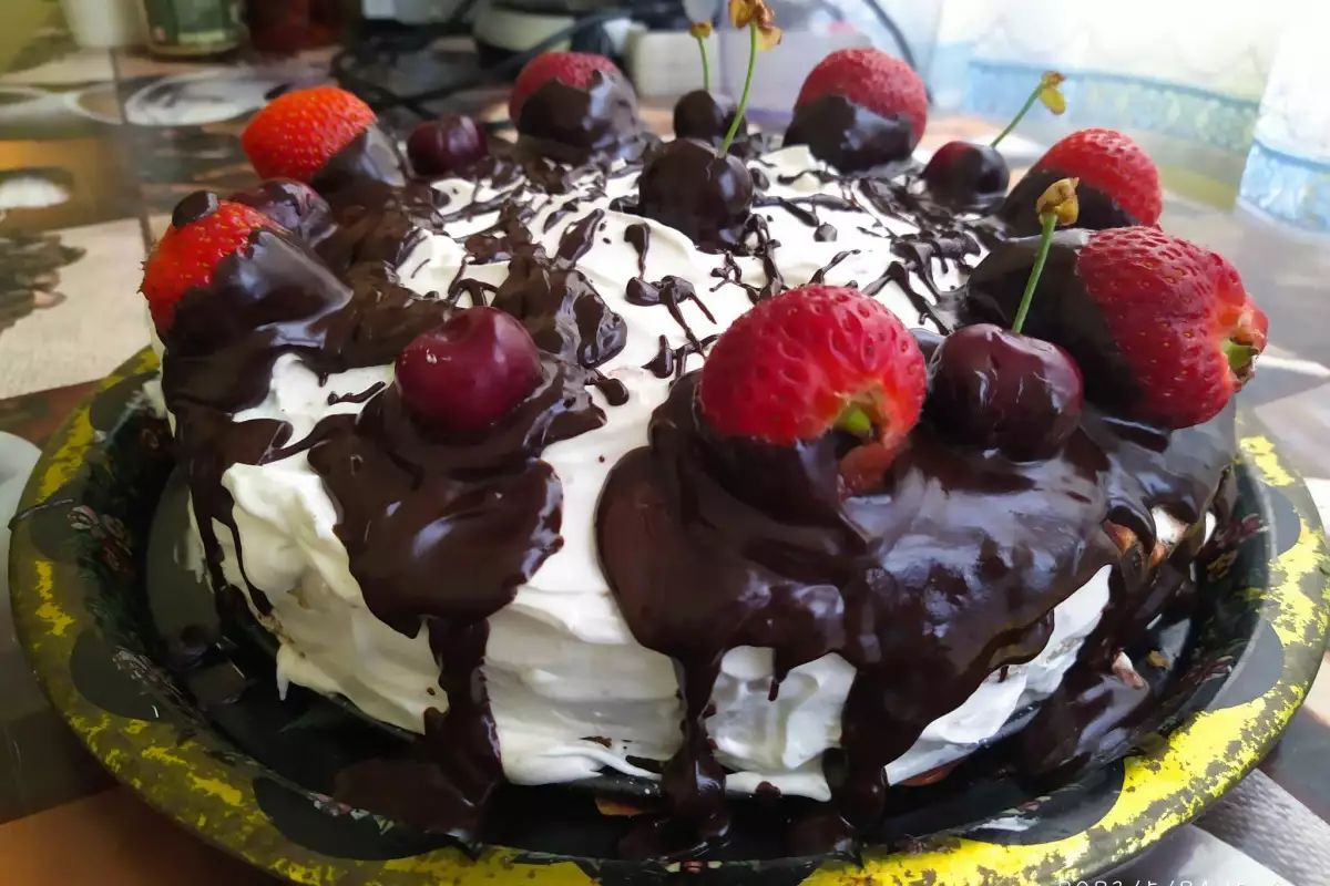 Торта за рожден ден с готови блатове и ягоди