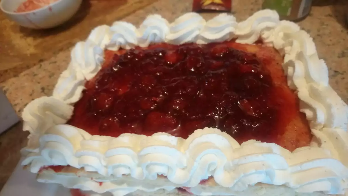 Тази пухкава торта със сметана и ягоди е много живописна
