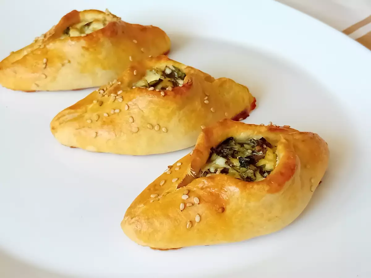 Турските пирожки са готови да бъдат изядени със айрян Необходими
