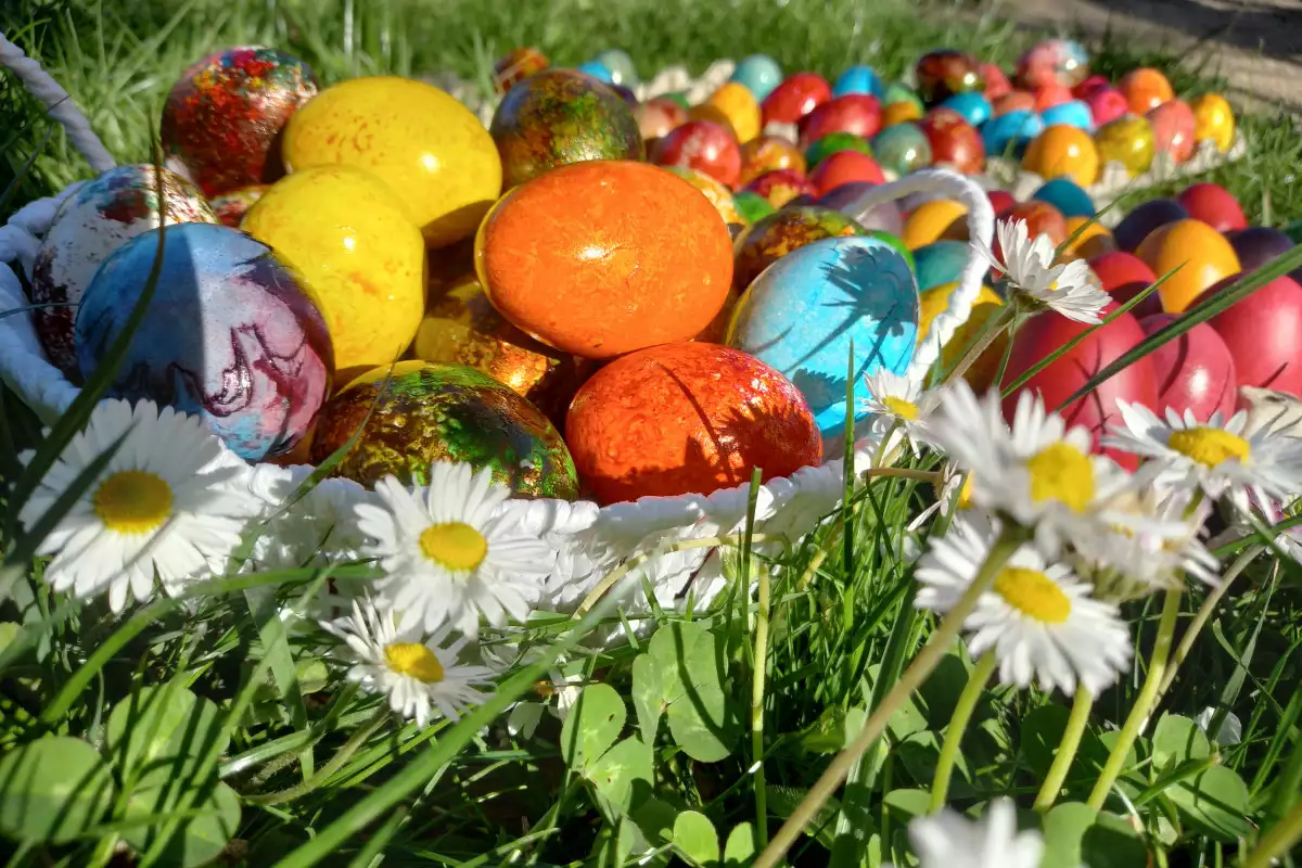 Красиви и пъстри Великденски яйца със седефени бои Необходими Продукти● яйца●