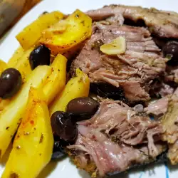 Картофи с месо и маслини