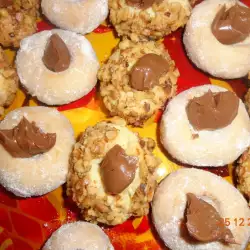 Десерт с малини и орехи