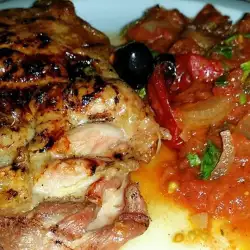 Апетитни пилешки пържолки с доматен сос