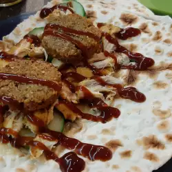 Арабски питки с фалафели и крем от чесън