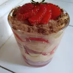 Десерт с банани и ягоди