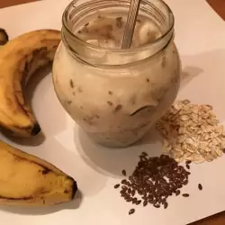 Млечна бананова закуска с микс от семена