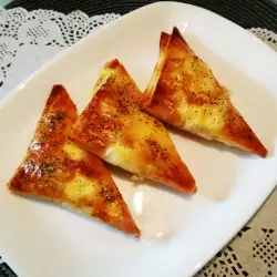 Малки триъгълни банички с крема сирене и колбас